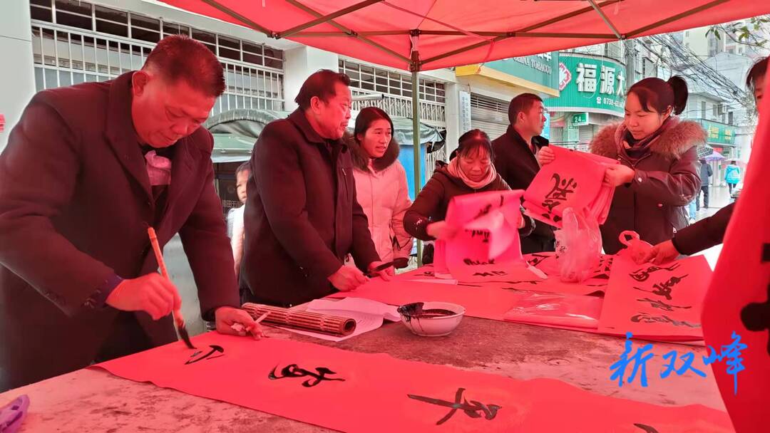 杏子铺镇：春联送出去 年味扑面来