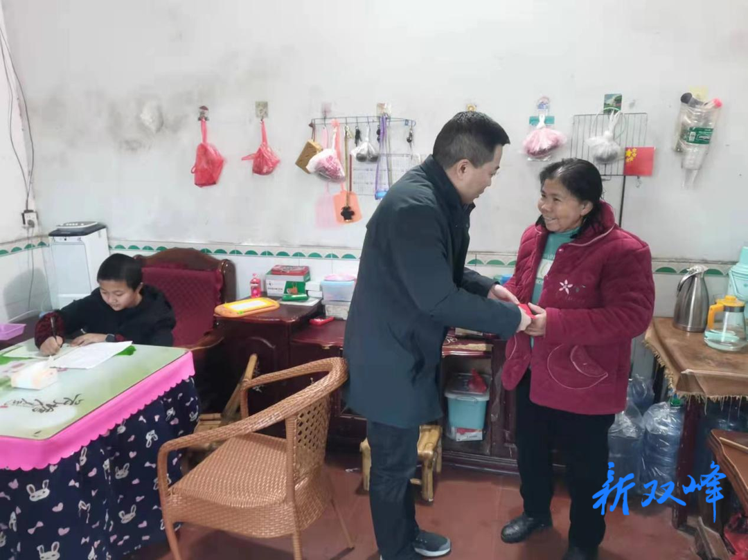 县税务局在三塘铺镇长江村开展春节慰问活动