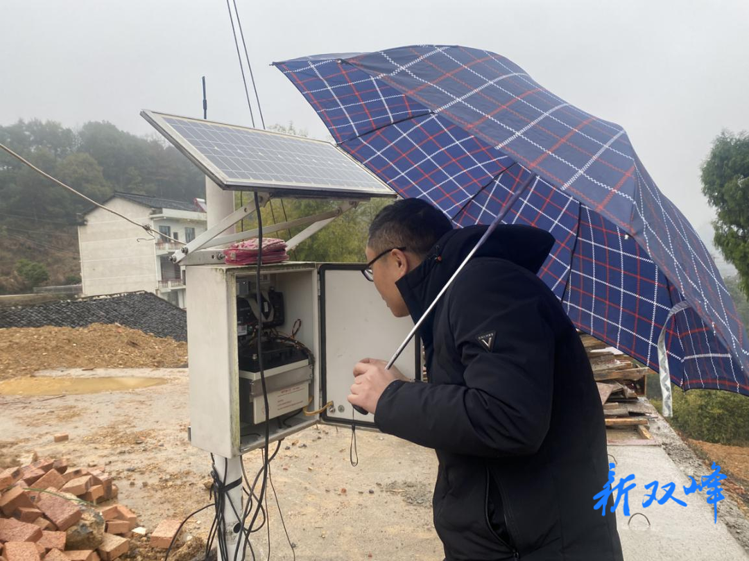 双峰县气象局进行节前气象仪器维护