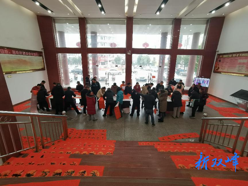 三塘铺镇:书写春联送祝福 浓浓墨香迎新春