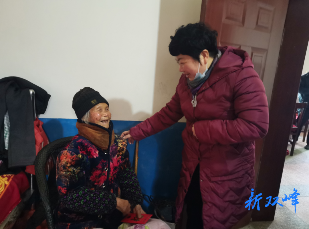 洪山殿镇开展春节慰问百岁老人活动