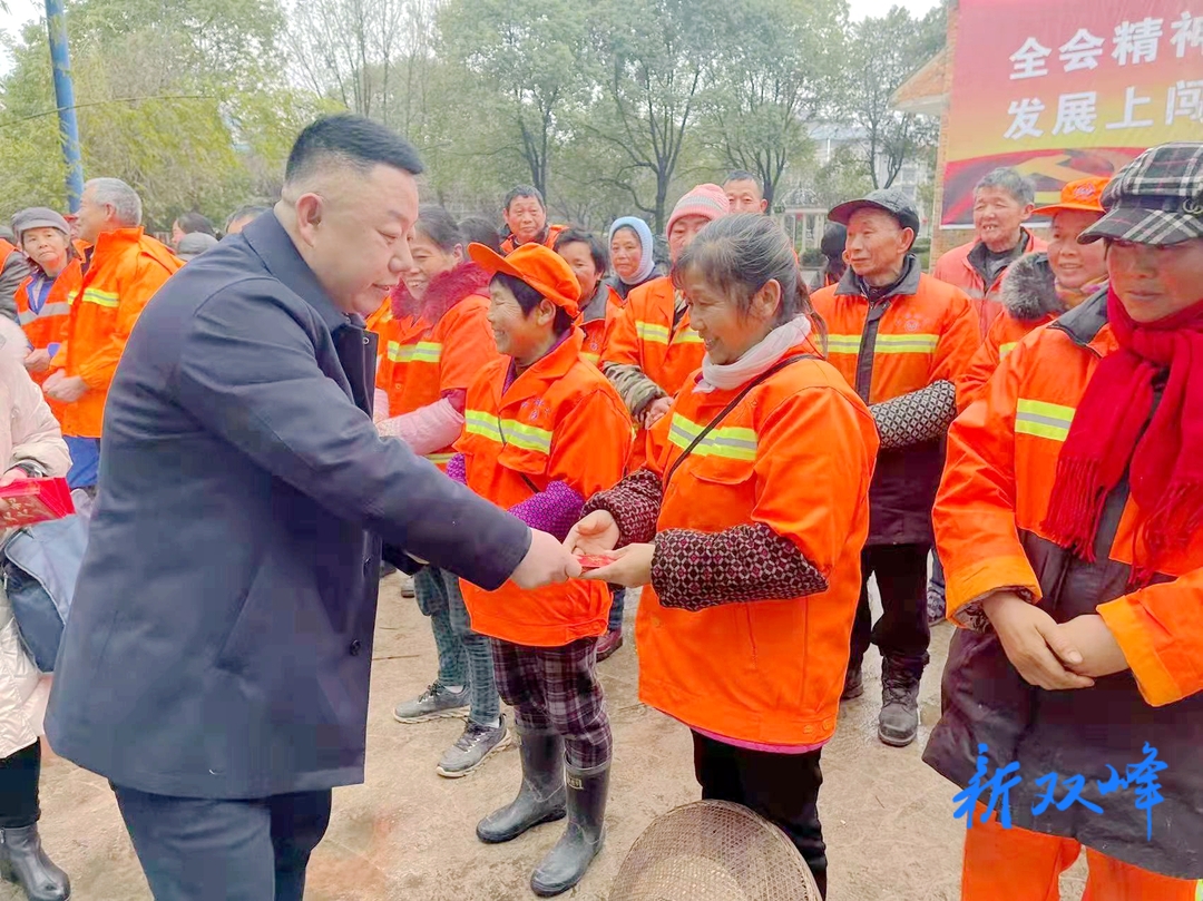 县城管局：春节期间慰问环卫工人