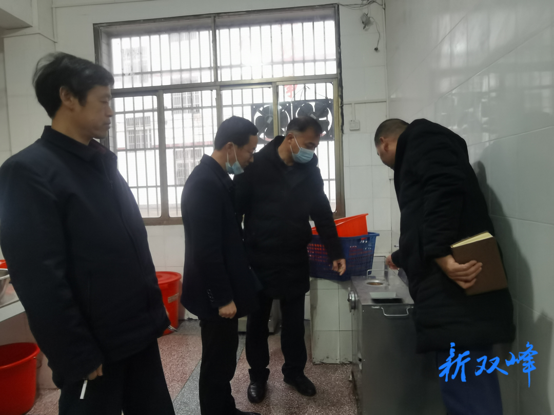 石牛乡检查新学期开学工作