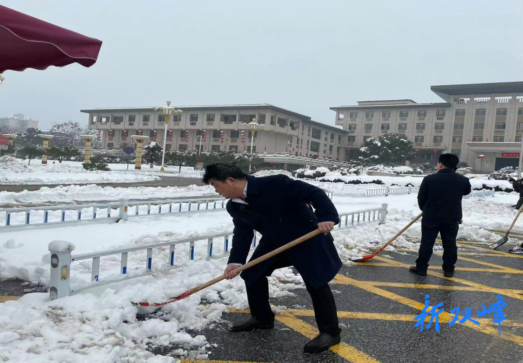 铲雪除冰暖人心