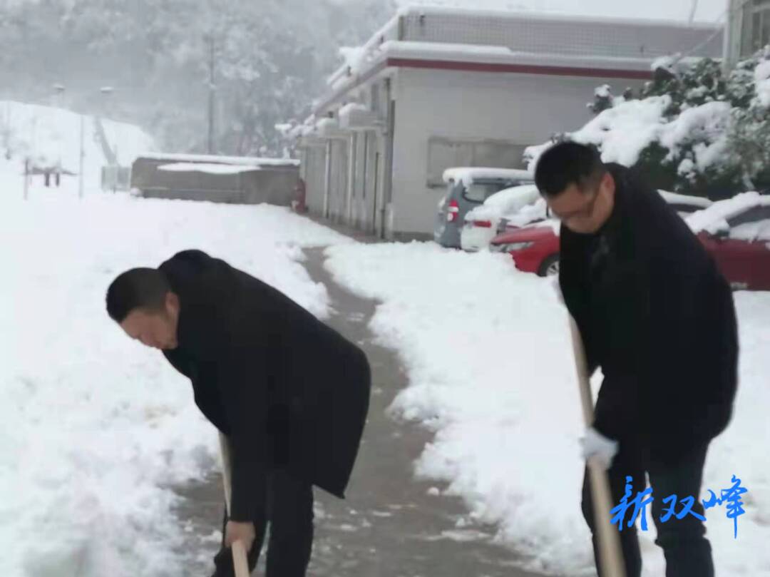 沙塘中学开展铲雪除冰行动