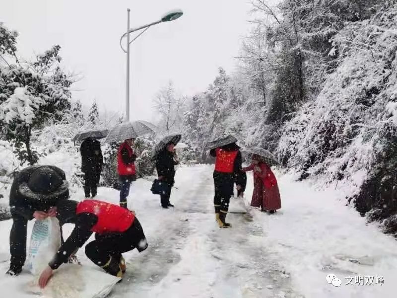 和森路上“和森红”——他们铲雪的姿势，演绎一场春天的浪漫