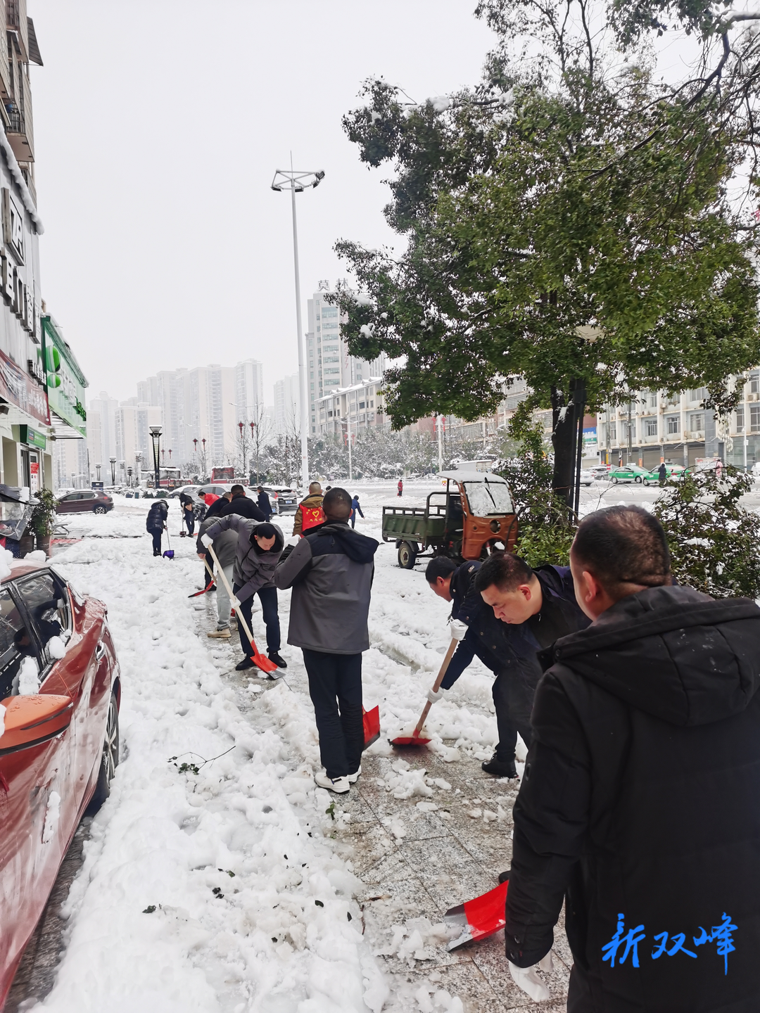 双峰县自然资源局：铲雪保畅通