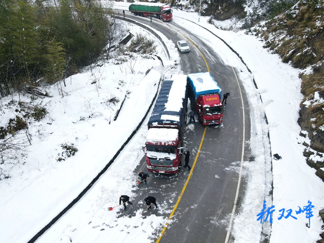 井字镇：铲雪除冰保畅通 众志成城暖人心