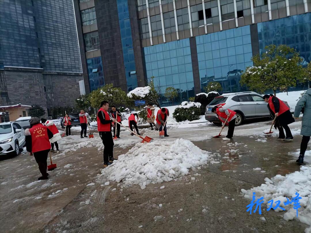 金开街道：抗冰铲雪保安全