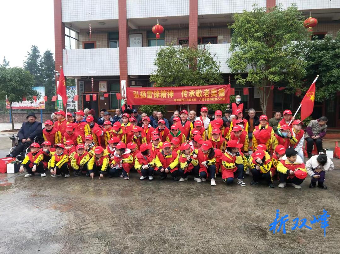 洪山殿镇：学雷锋 情暖敬老院