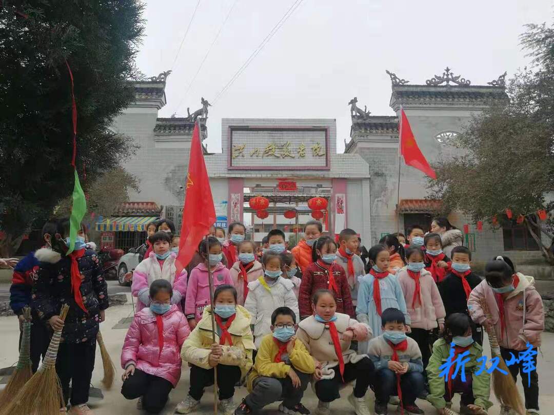 洪山殿镇太平小学组织学生到敬老院开展学雷锋活动
