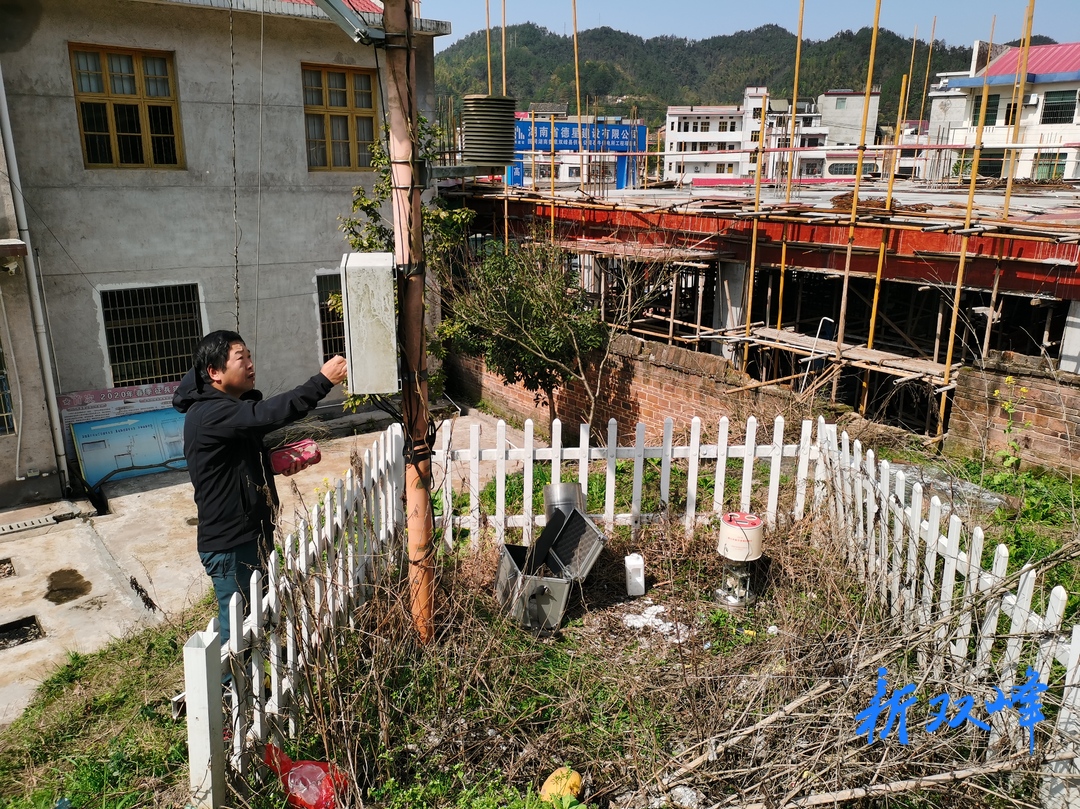 双峰县气象局启动区域站仪器设备汛前维护工作