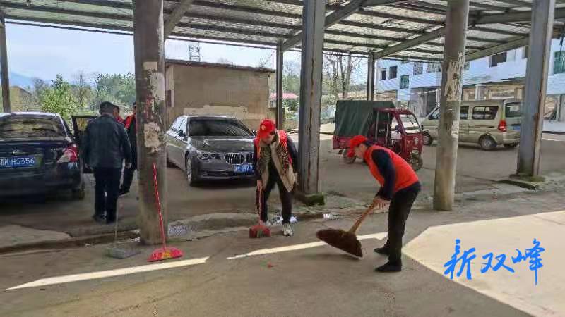 锁石镇中心学校：学雷锋 见行动