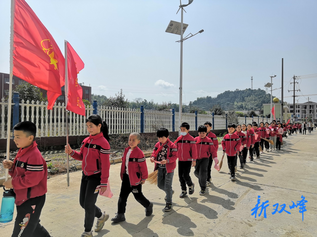 洪山殿镇红联学校：学习雷锋精神 争做护路先锋