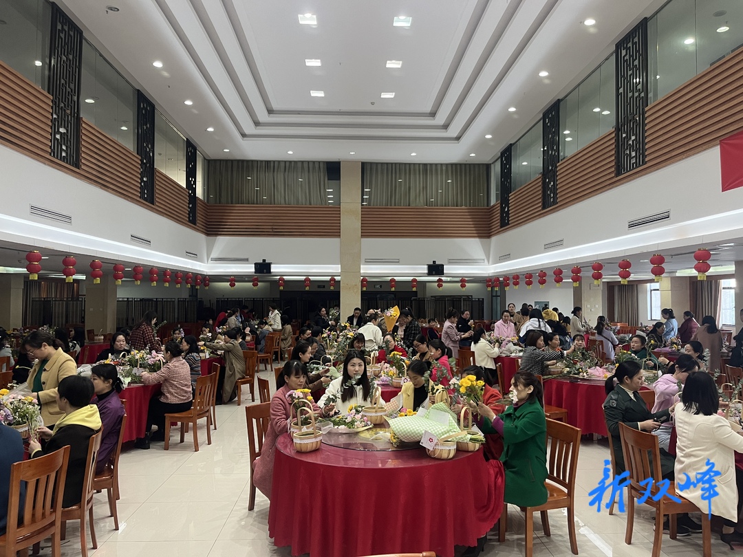 县委机关妇委会举行庆“三八”妇女节插花活动