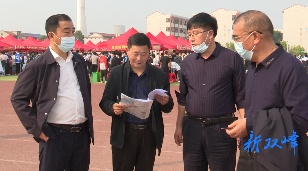 职业中专校企对接招聘会：签订学生就业意向书872份