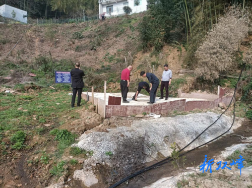双峰县库区移民事务中心调研香山村安全饮水工程