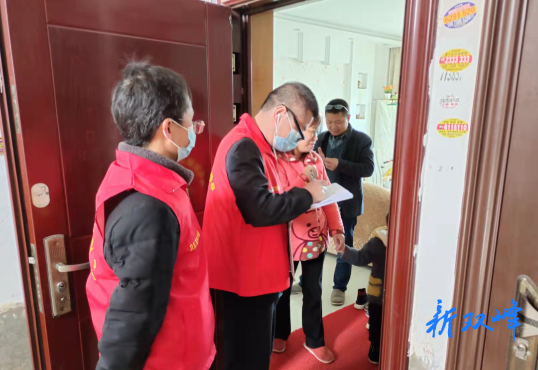 走马街镇开展“扫楼”“敲门”行动筑牢疫情防控网