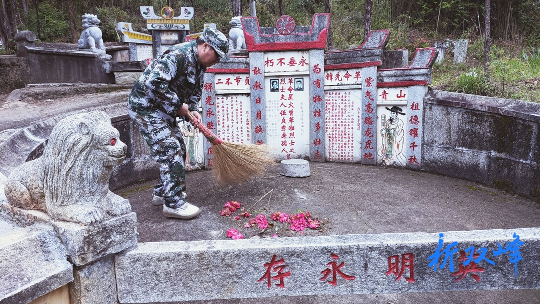 为英烈墓碑描红 致敬烈士守初心