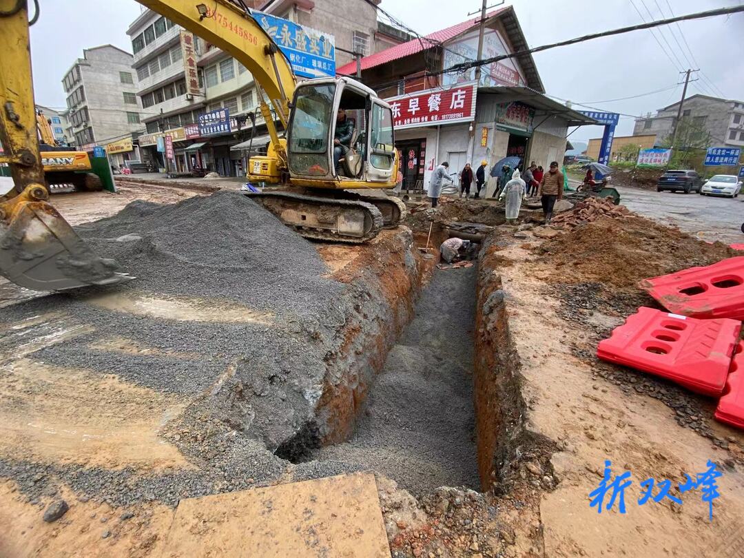 双峰城投集团日夜奋战全力做好备用隔离点排水保障