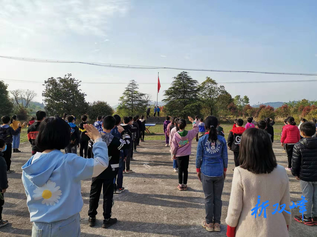 大托学校坚持开展国旗下的思政教育