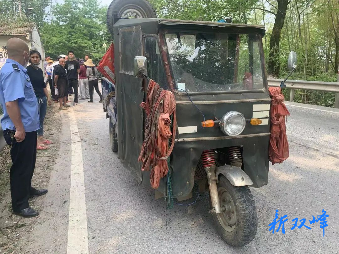 三轮车挂倒、拖曳少年，辅警横车逼停！