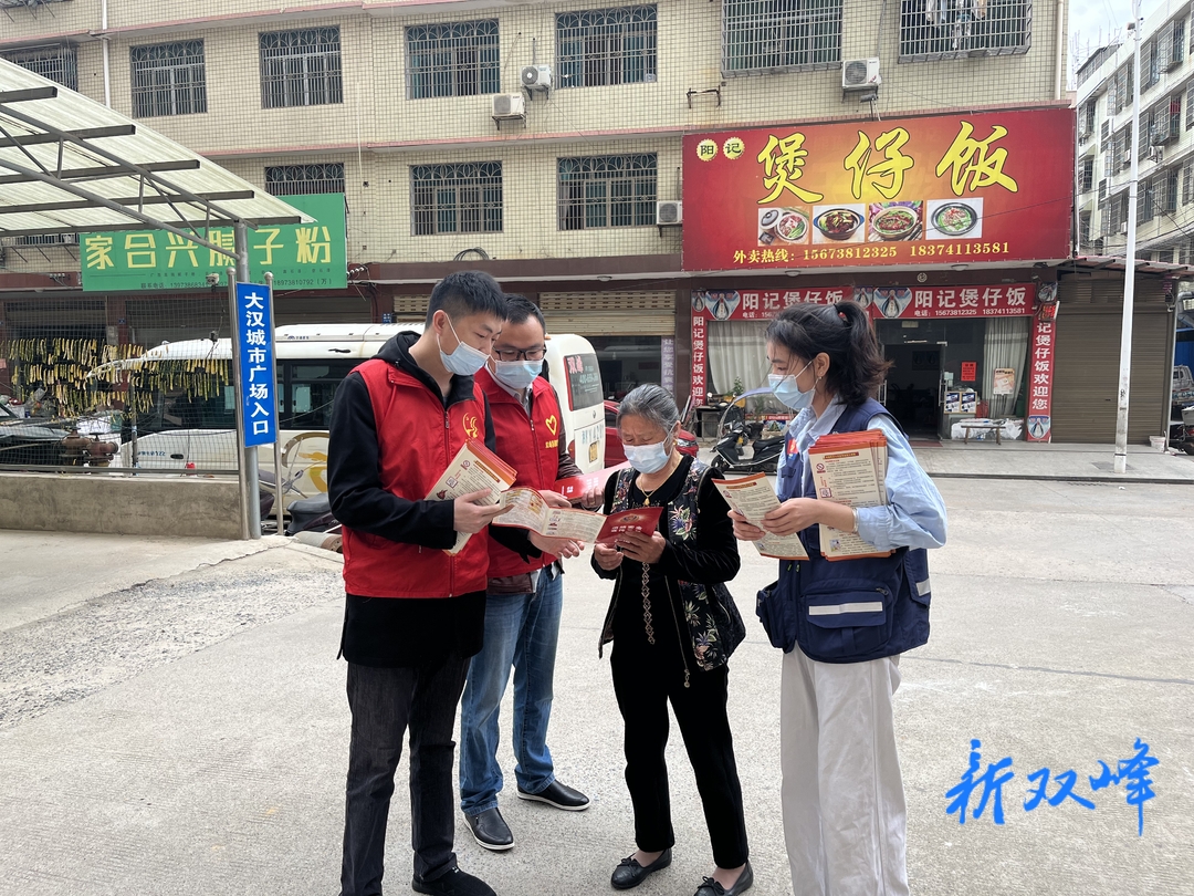 双峰县消防救援大队组织消防志愿者深入小区开展防火、防疫宣传