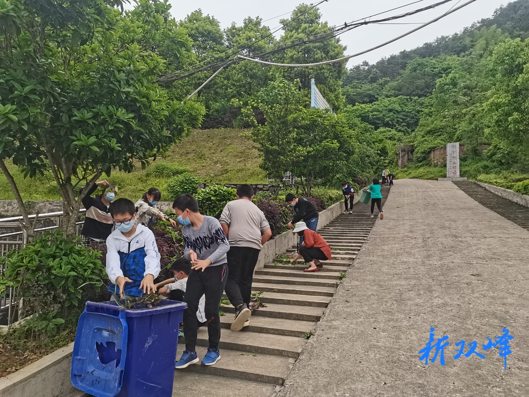 石牛中学开展校园卫生大扫除，唱响“劳动最光荣”