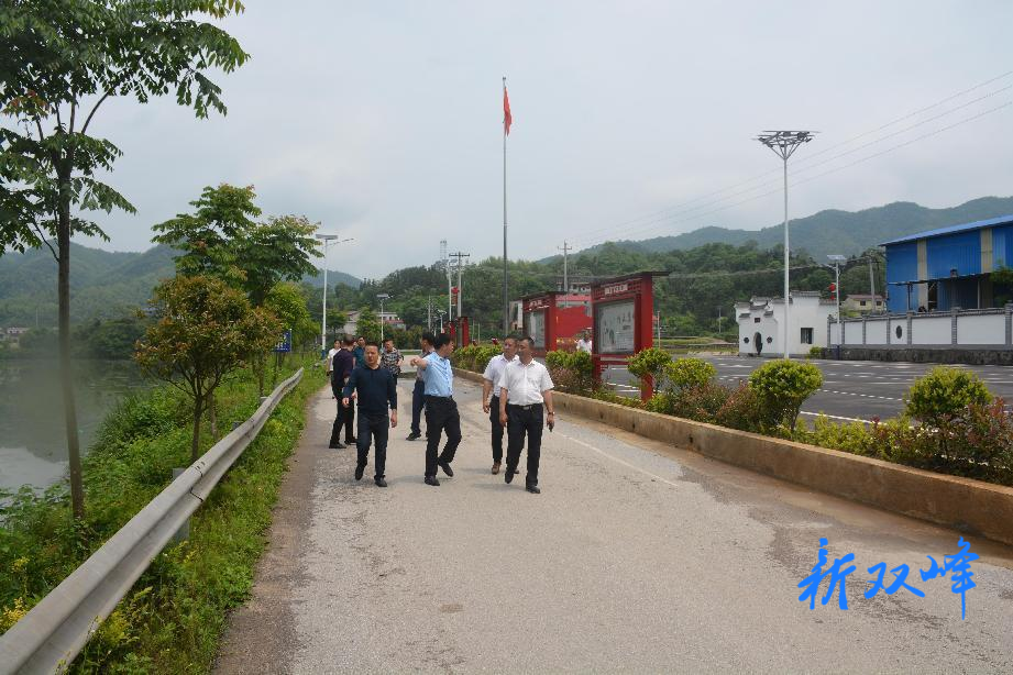 市库区移民事务中心调研双峰移民重点工作