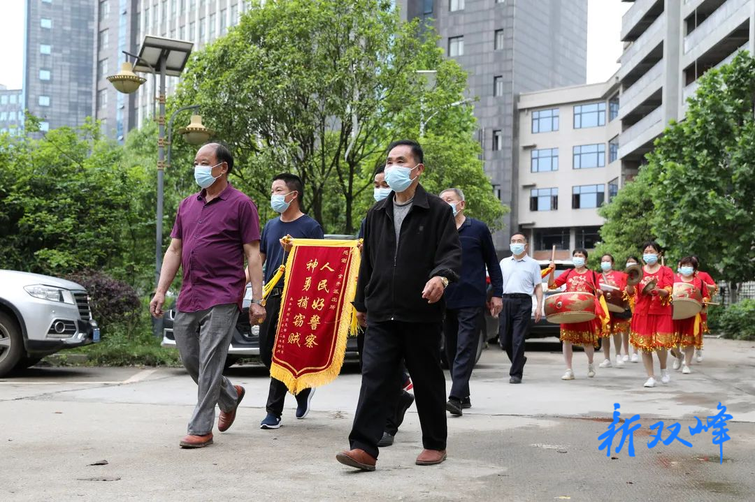 金开派出所成功破获盗窃案  群众赠锦旗致谢