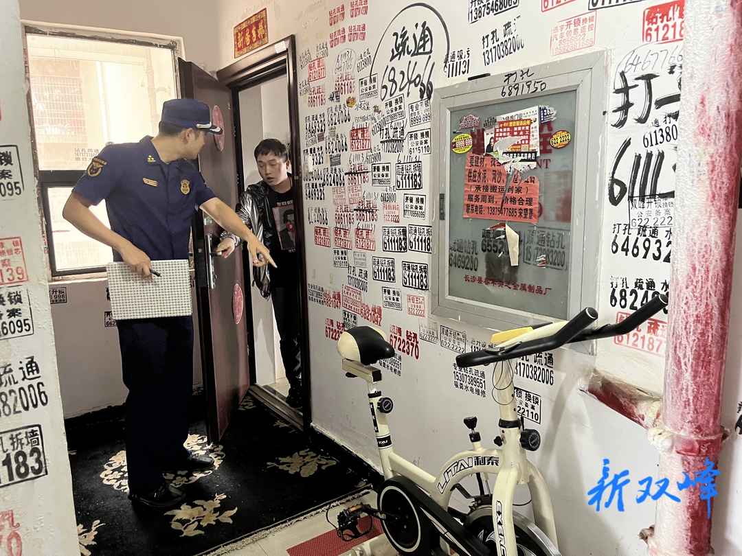 双峰县消防救援大队对辖区小区开展疏散通道排查和宣传教育