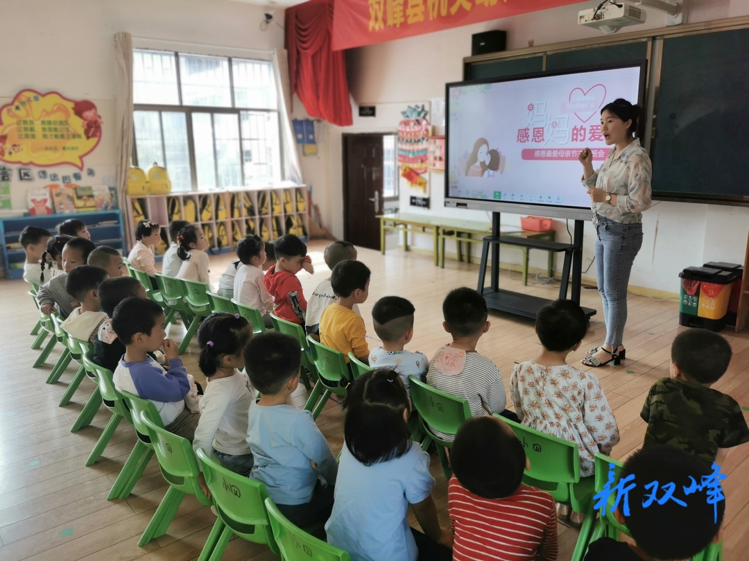 县机关幼儿园：五月康乃馨 爱心献母亲