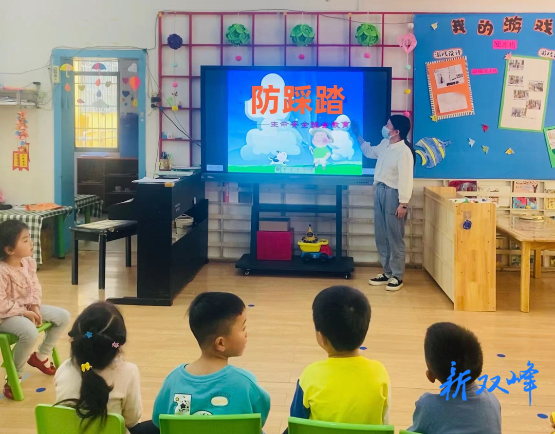 预防踩踏 安全“童”行：机关幼儿园小二班开展防踩踏安全教育活动