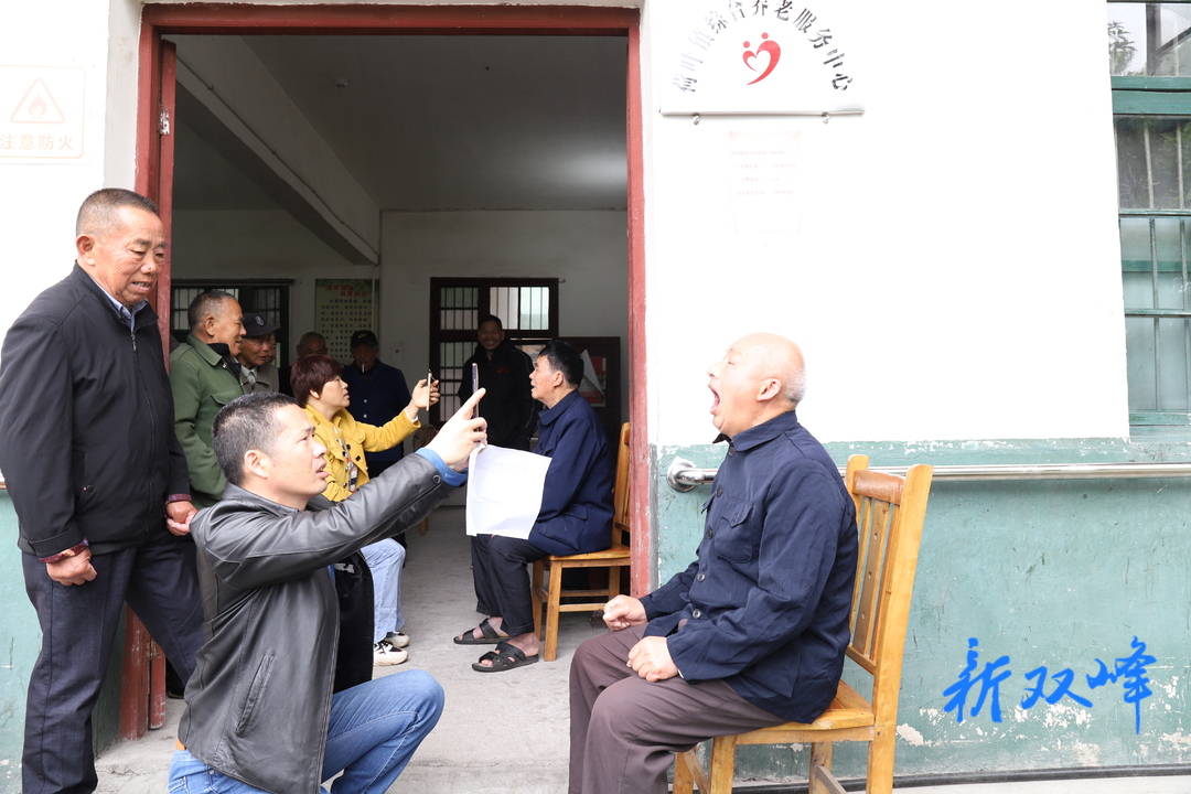 荷叶镇：养老认证服务有温暖 做群众的暖心人