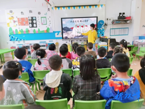 双峰县机关幼儿园开展“以爱之名 用心守护”  国际护士节主题活动