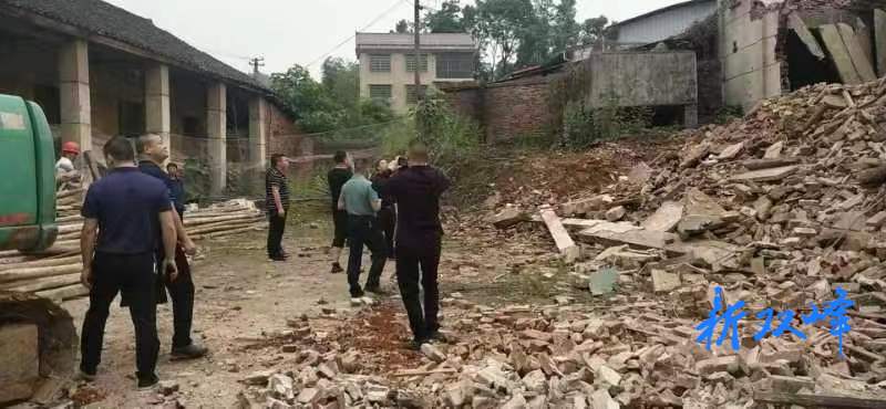 石牛乡政协委员助力“空心房治理”