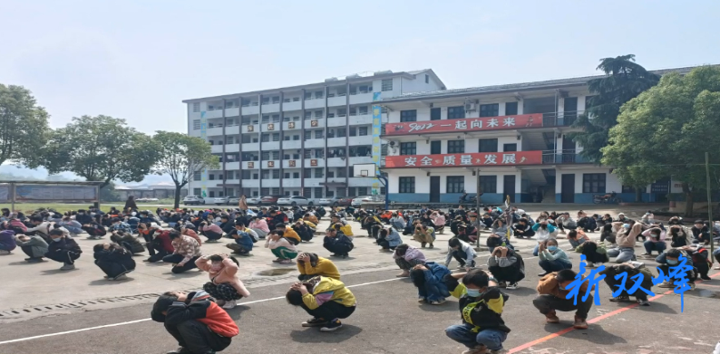 走马街镇金蚌中学开展防地震应急疏散演练