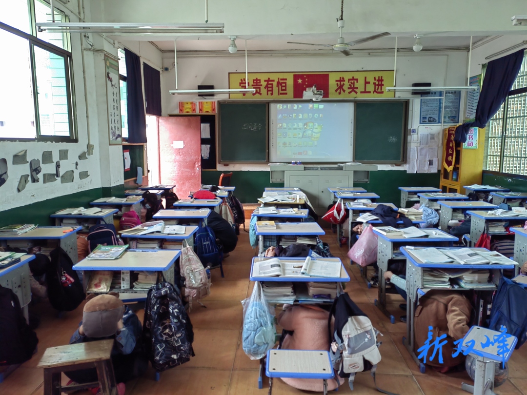 走马街镇金蚌中学：开展防地震应急疏散演练