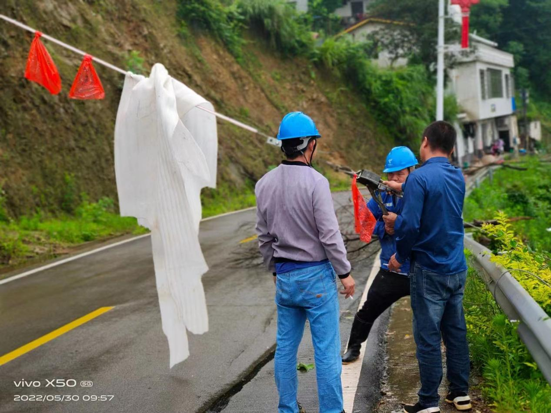 点赞！滑坡电杆拉线横公路，七旬老人示警护路人