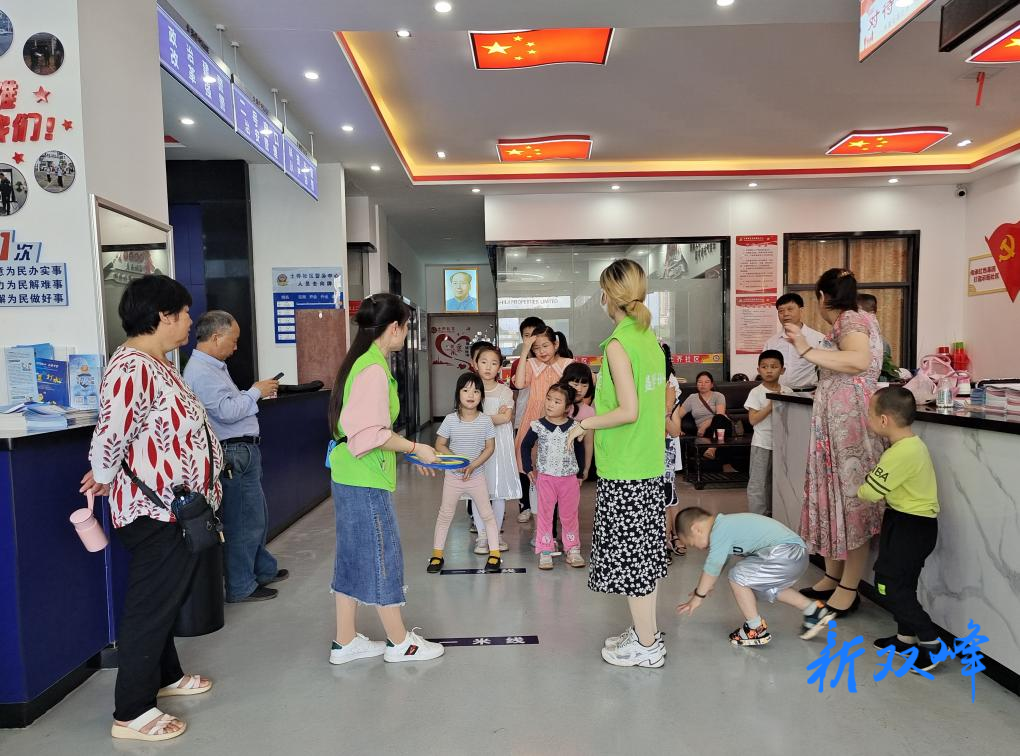 金开街道社工与大小朋友共度佳节