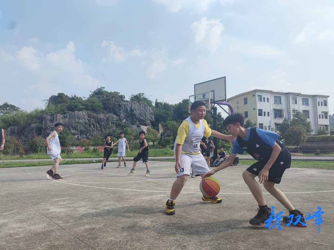 甘棠镇中心小学与大石学校开展校际篮球交流赛