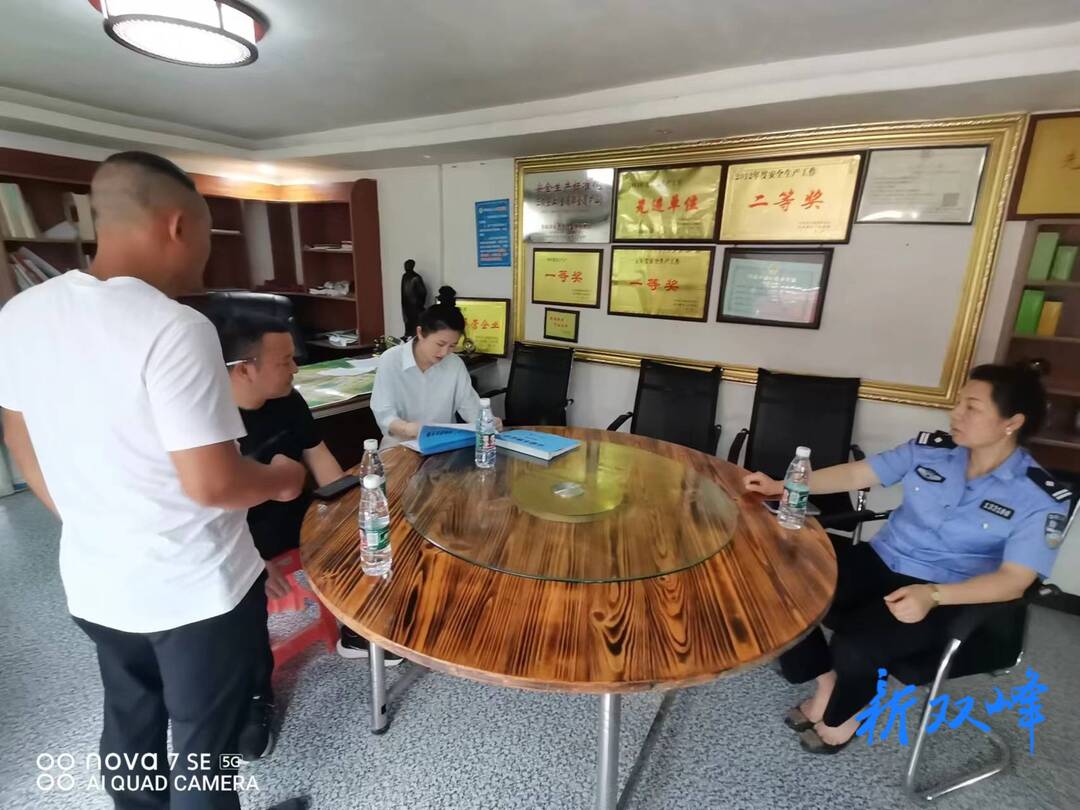 洪山殿镇组织检查货运源头企业治超工作