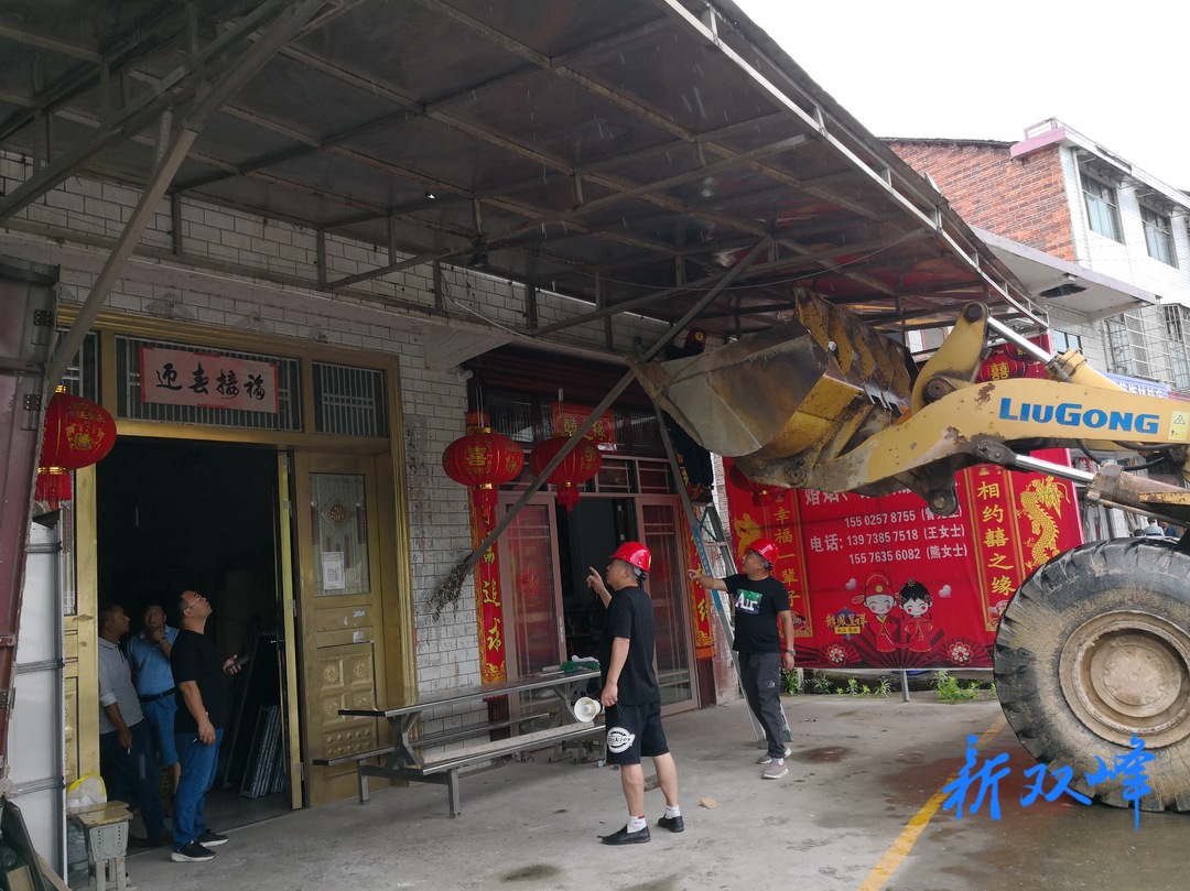 荷叶镇：依法拆除乱搭乱建建筑 助力美丽乡村建设