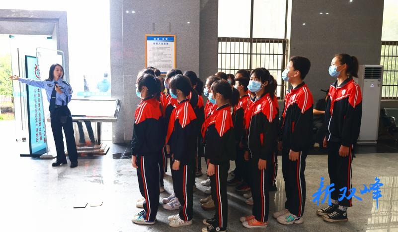 双峰法院：开展“法院开放日”活动 邀请学生“零距离”感受阳光司法