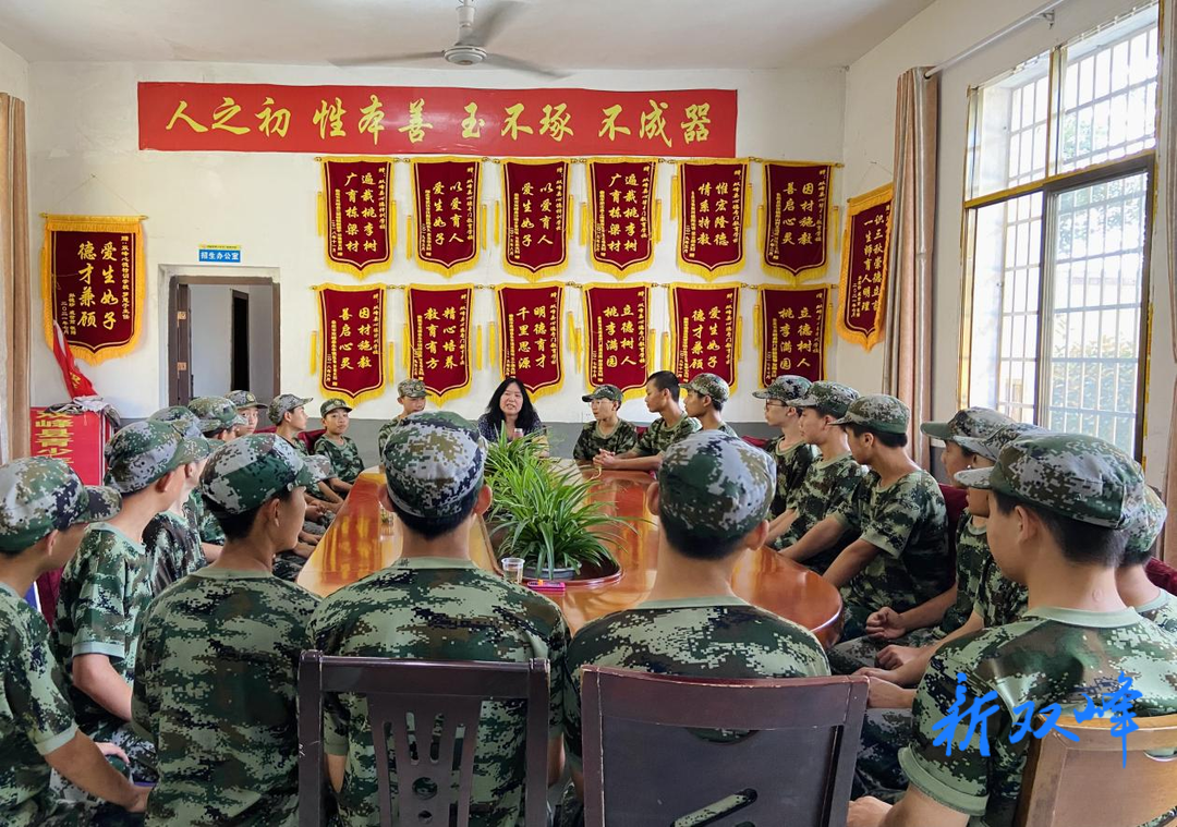 点亮心灯 护航成长——双峰民政局走进青少年专门教育学校开展关爱活动