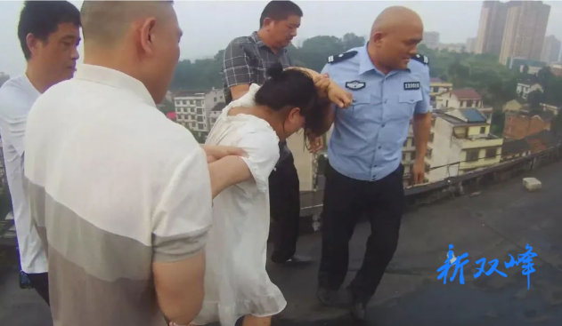 惊险！楼顶天台，民警飞身扑救轻生女子