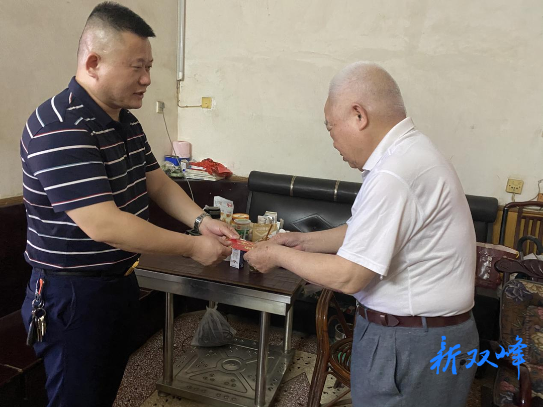 双峰县畜牧水产事务中心：“七一”送温暖，干部念党恩