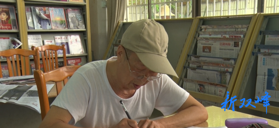 蔡畅图书馆里读书热