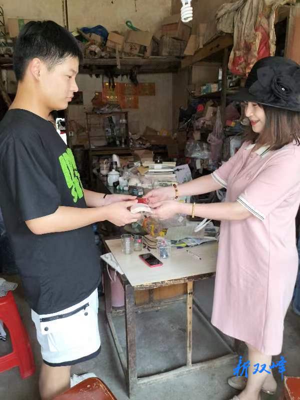 杏子铺镇：爱心助学情暖贫困苦学子