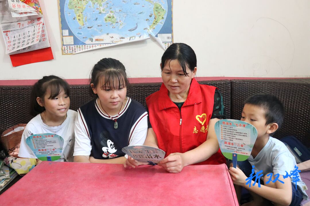印塘乡:小扇子大宣传 强化防溺水教育